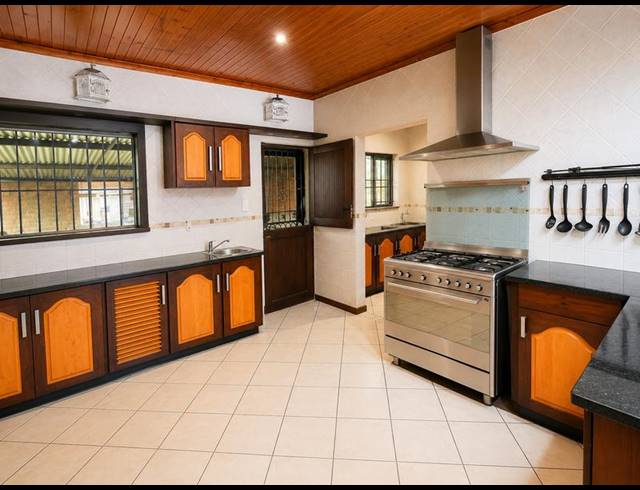 6 BEDROOM HOUSE FOR SALE IN ROOIHUISKRAAL